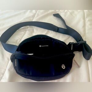 Lululemon Everywhere Belt Bag in Navy 1L